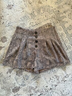 Hem & Thread Pleated Snake Print Women Shorts with faux pocket detail size S